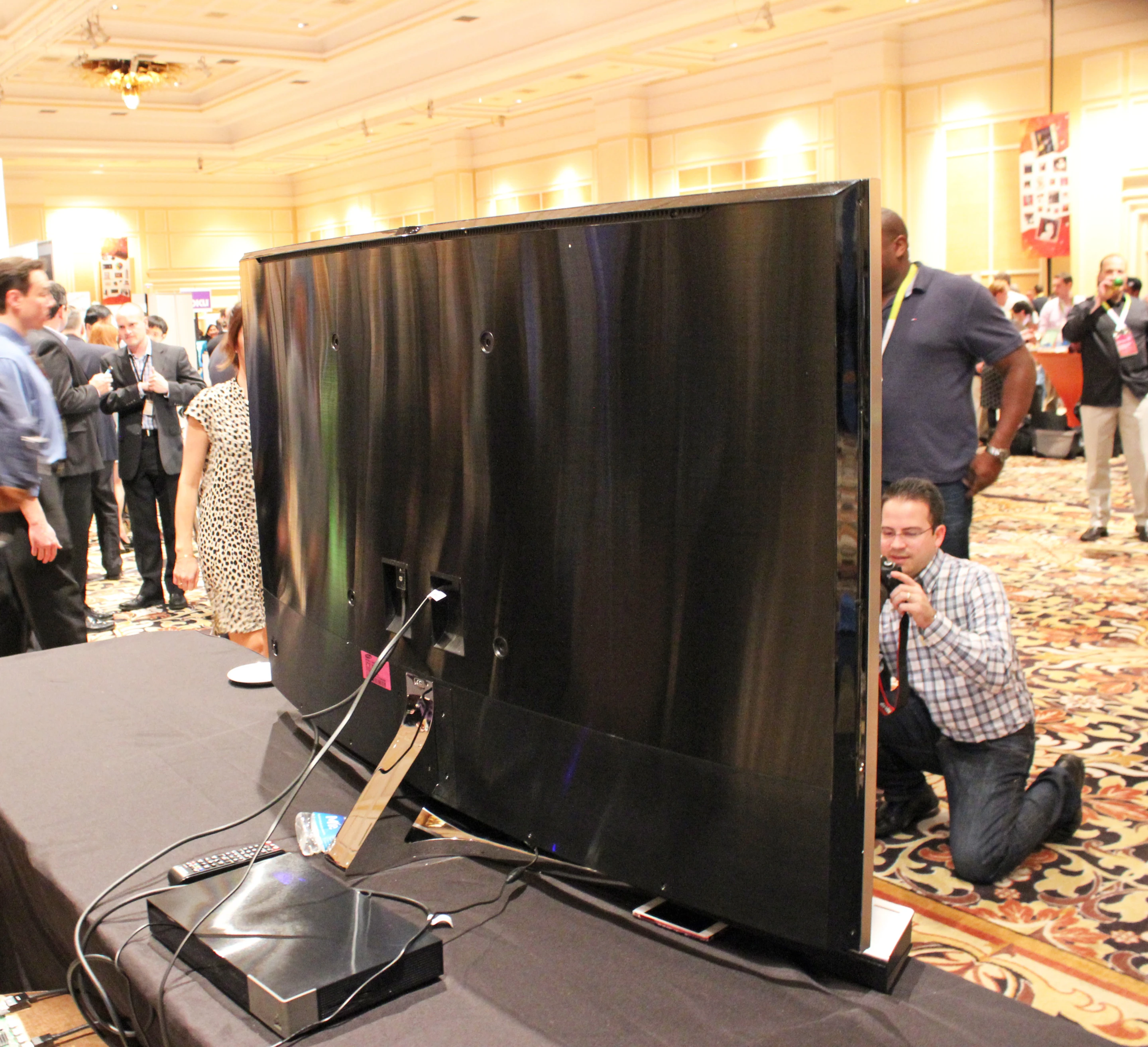 Samsung's curved SUHD TV (Photo Will Shanklin/Gizmag.com)