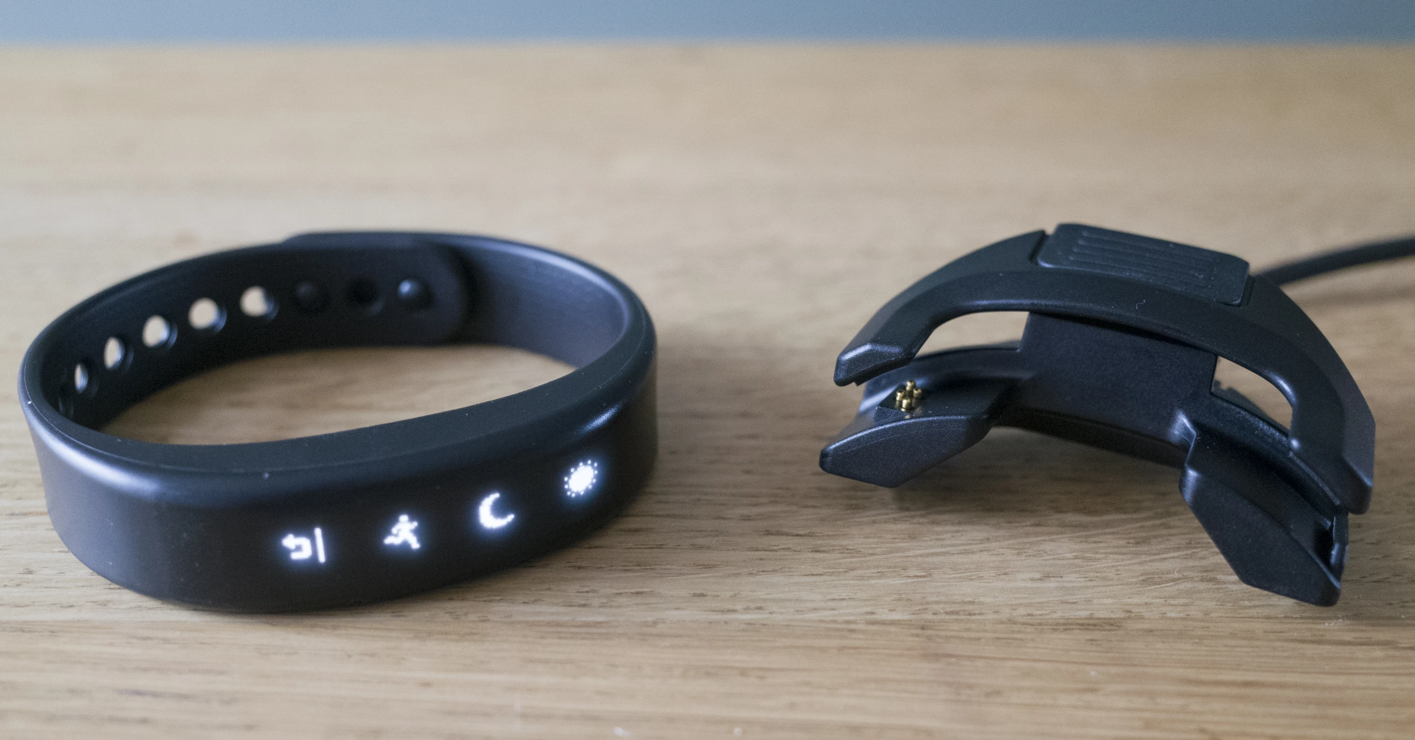 The bulky clip charger with the Garmin Vivosmart (Photo: Simon Crisp/Gizmag.com)