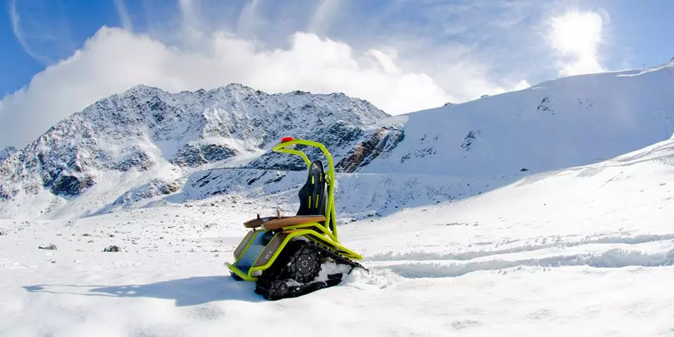 The Ziesel tips the scales at 210 kg (463 lb), including its battery pack