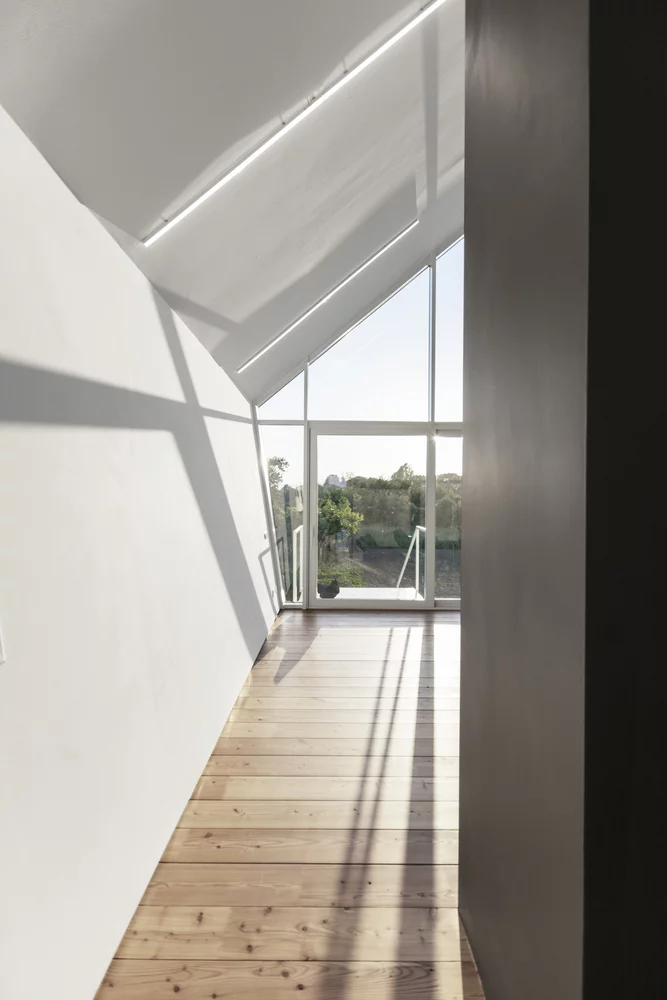 Natural light takes centerstage over artificial lighting