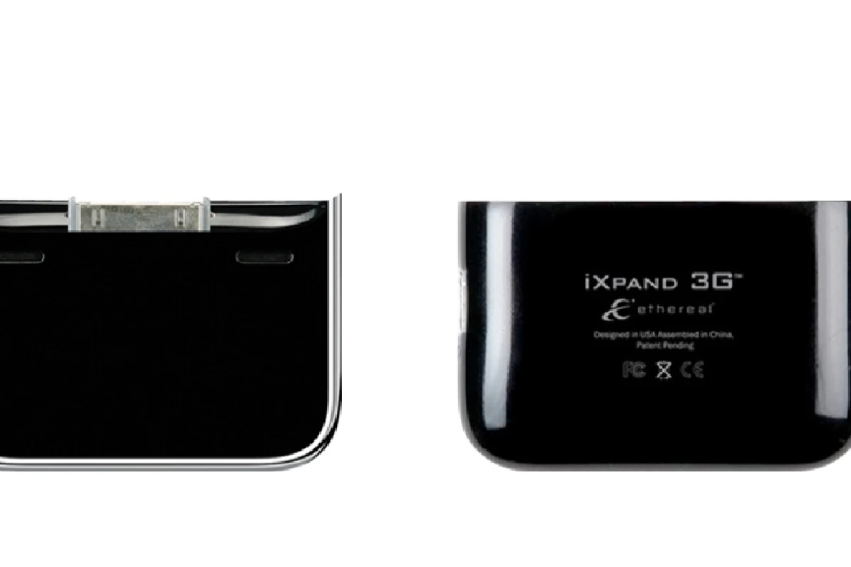The iXpand 3G iPhone 3G charger snaps into place