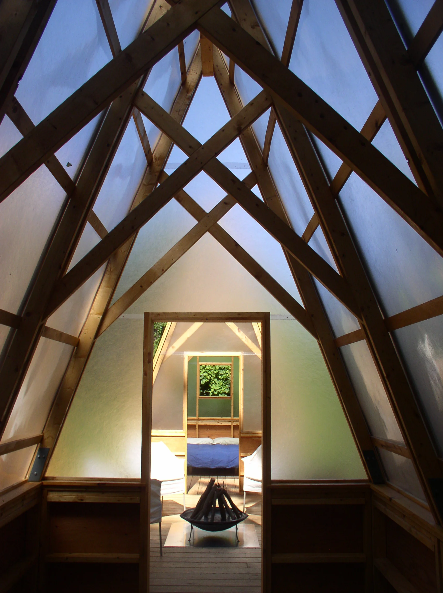 Swamp Hut: The structure is a collection of small huts on a raised platform (Photo: Moskow Linn Architects, from the forthcoming book "Superlight")