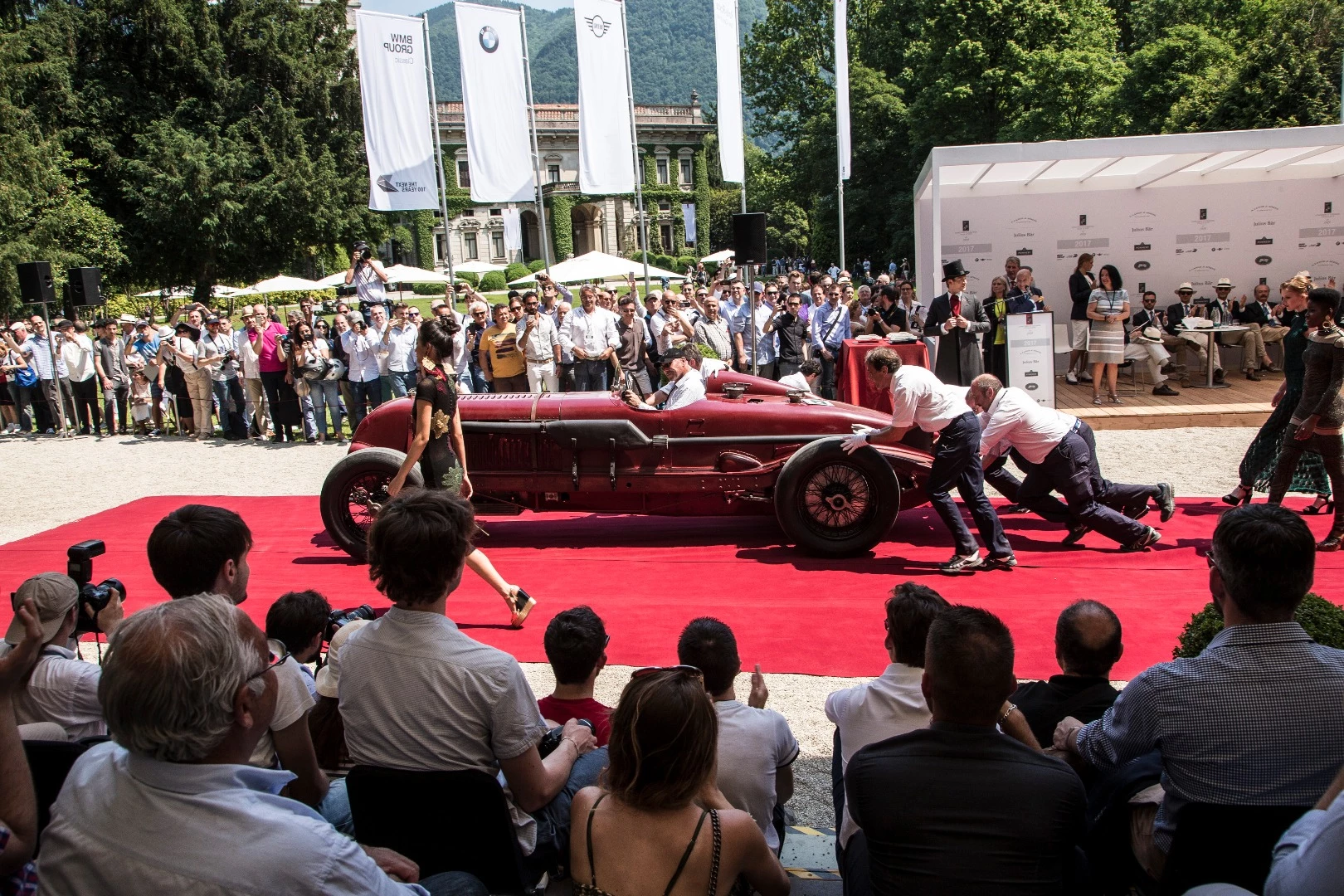 A Bentley 4 ½ Litre from 1929 getting a helping hand or two at the Class A: Speed Demons – Endurance Pioneers of the Golden Age event