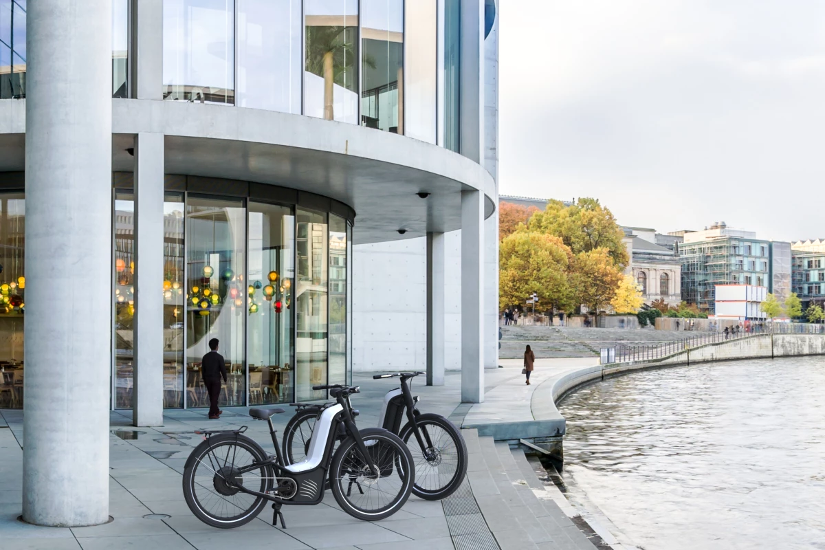 The Alpha Neo ebike will ride for up to 90 miles before its small hydrogen reserves need a quick 2-minute top up