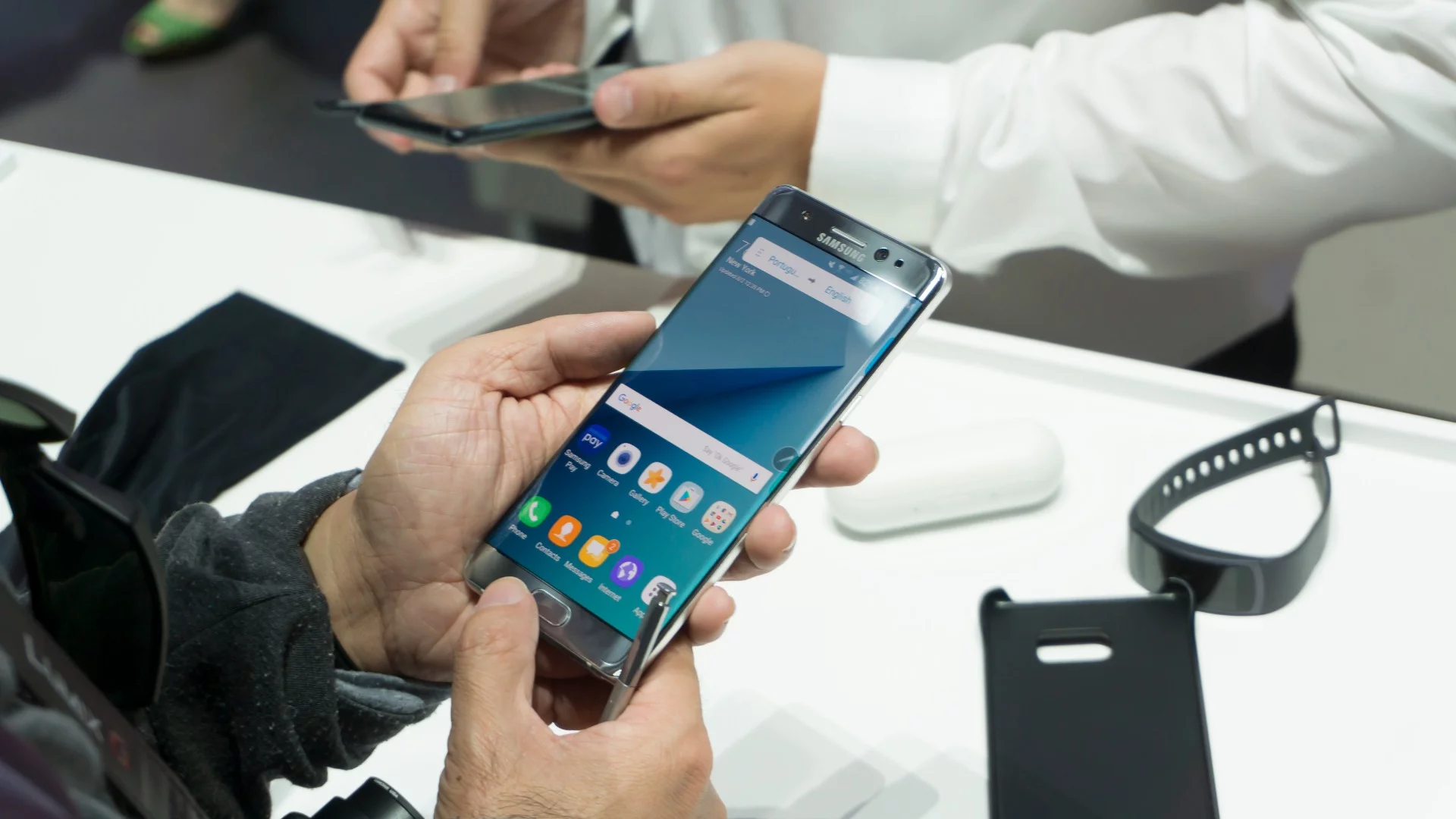 Despite the addition of the iris scanner, the fingerprint sensor is still around