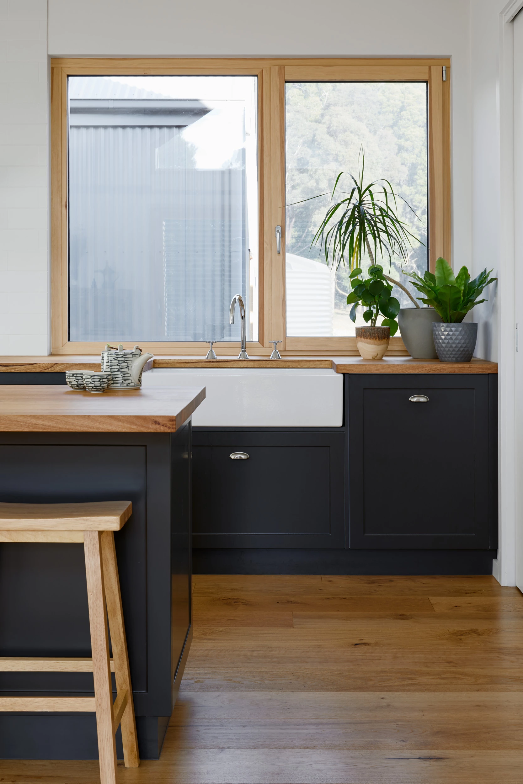 Owl Woods has strategically positioned thermally-insulated windows with high-performance double/triple glazing