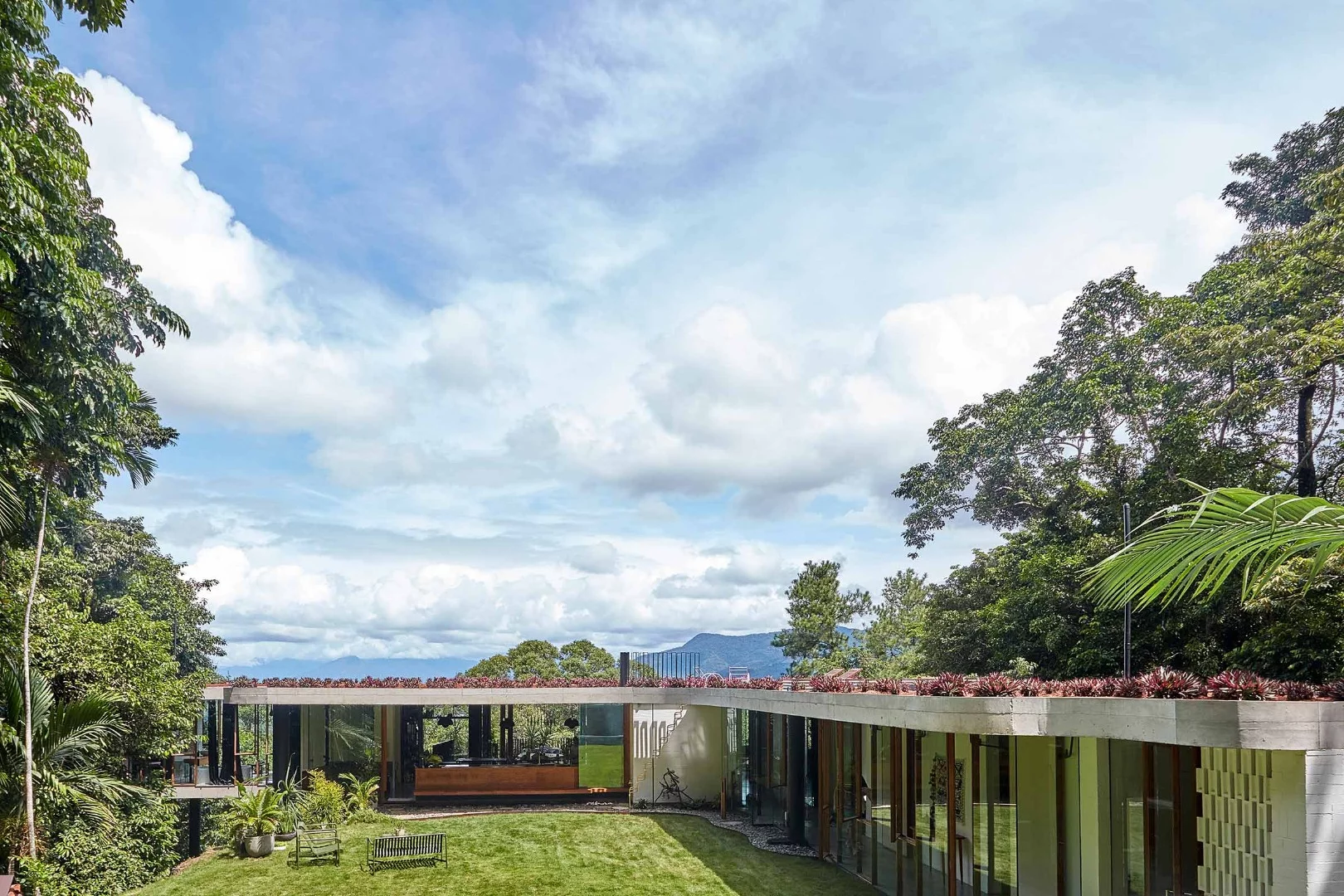 The Planchonella House sits on a 4,818-square-meter block (52,000-sq ft) on the edge of a nature park in the northern Australian coastal city of Cairns