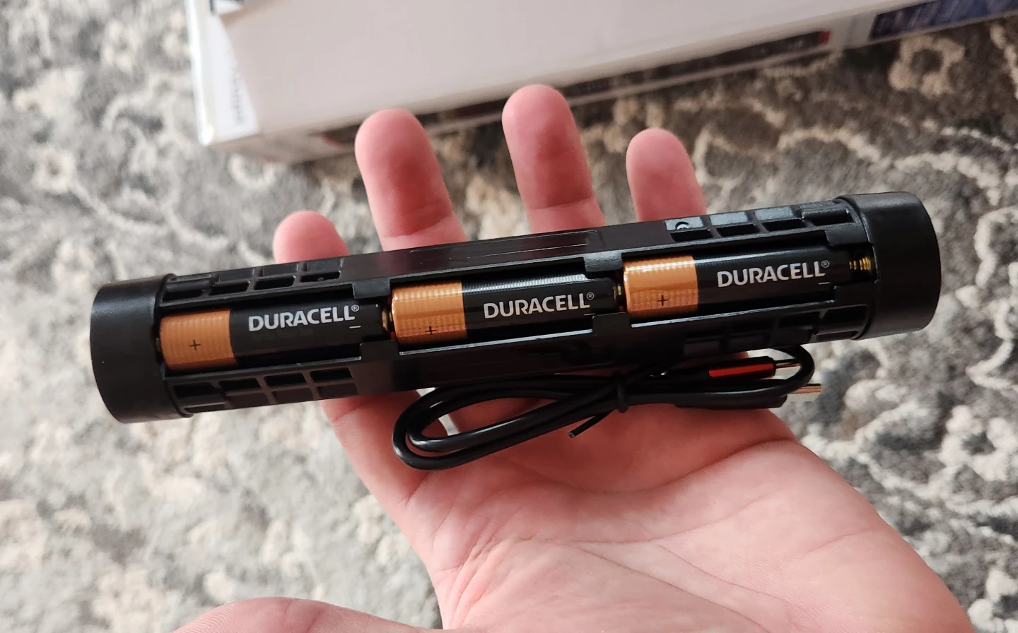 The X1 comes with a double-A cartridge, preloaded with Duracell-labeled batteries, which sounds premium! But I'm not convinced they're true Duracell batteries. Either way, it's nice that the flashlight has power options