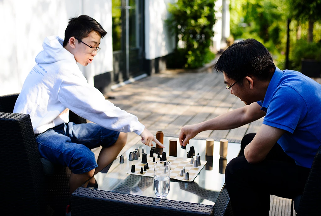 The Crownes Chess Set lets you enjoy a physical game of chess whenever, wherever