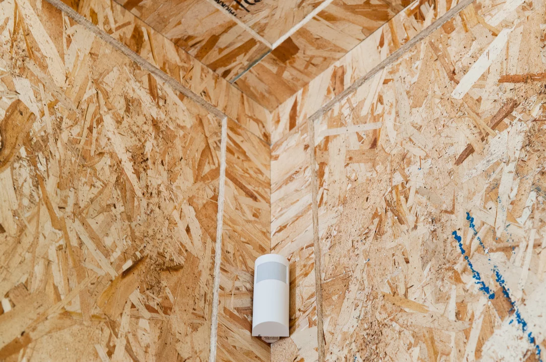 Inside, the classroom looks almost unfinished. The chipboard walls are visible, as are all the ducts, cables, conduits and structural supports, allowing the children to see firsthand how the building works