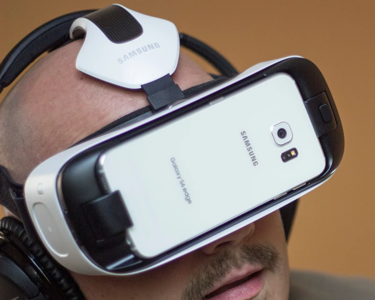 Both the Galaxy S6 and the curved Galaxy S6 edge are supported (Photo: Will Shanklin/Gizmag.com)