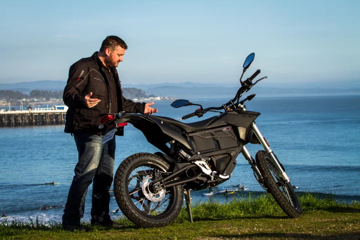 Loz with the 2015 Zero FX by the cliffs of Santa Cruz (Photo: Andrew Wheeler/AutoMotoPhoto.com)