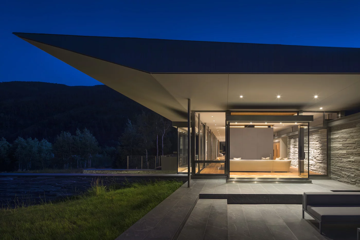Independence Pass Residence, by Bohlin Cywinski Jackson, is based in Aspen, Colorado, and was conceived as a floating pavilion with continuous interior views end to end on the upper level