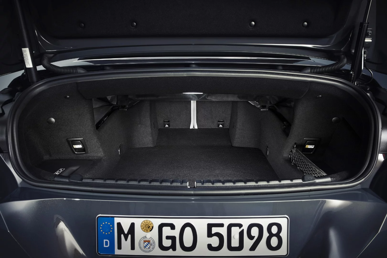 Look inside the 8 Series Convertible trunk