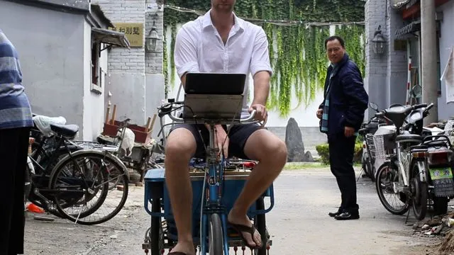 Artist Nicholas Hanna has created a cargo tricycle-based system that prints Chinese calligraphy on the road, in water