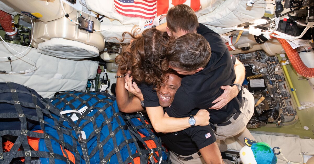 How 4 astronauts squeezed into a campervan-sized spacecraft to do science