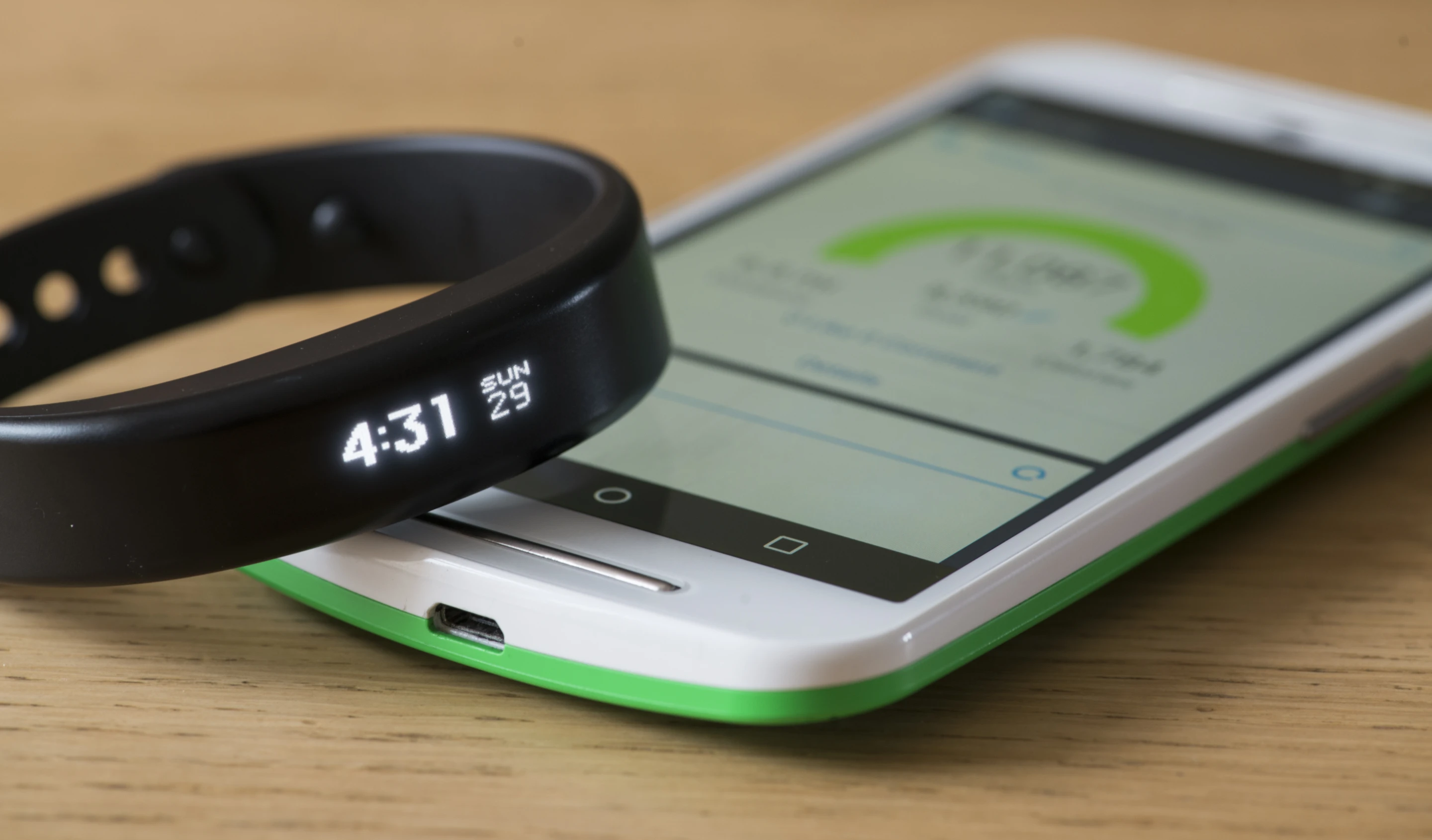 The Garmin Vivosmart connects to smart devices using Bluetooth Smart (Photo: Simon Crisp/Gizmag.com)