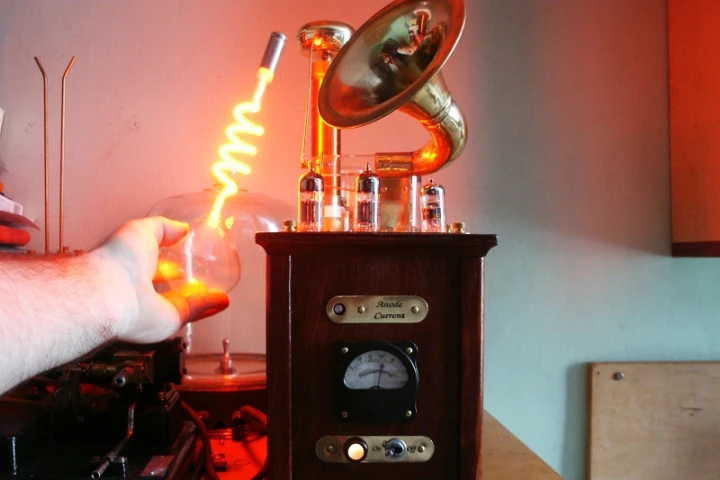 The Steampunk Plasma Speaker's resonance coil creates an electromagnetic field sufficient to light a neon bulb (Photo: Conscious Flesh)