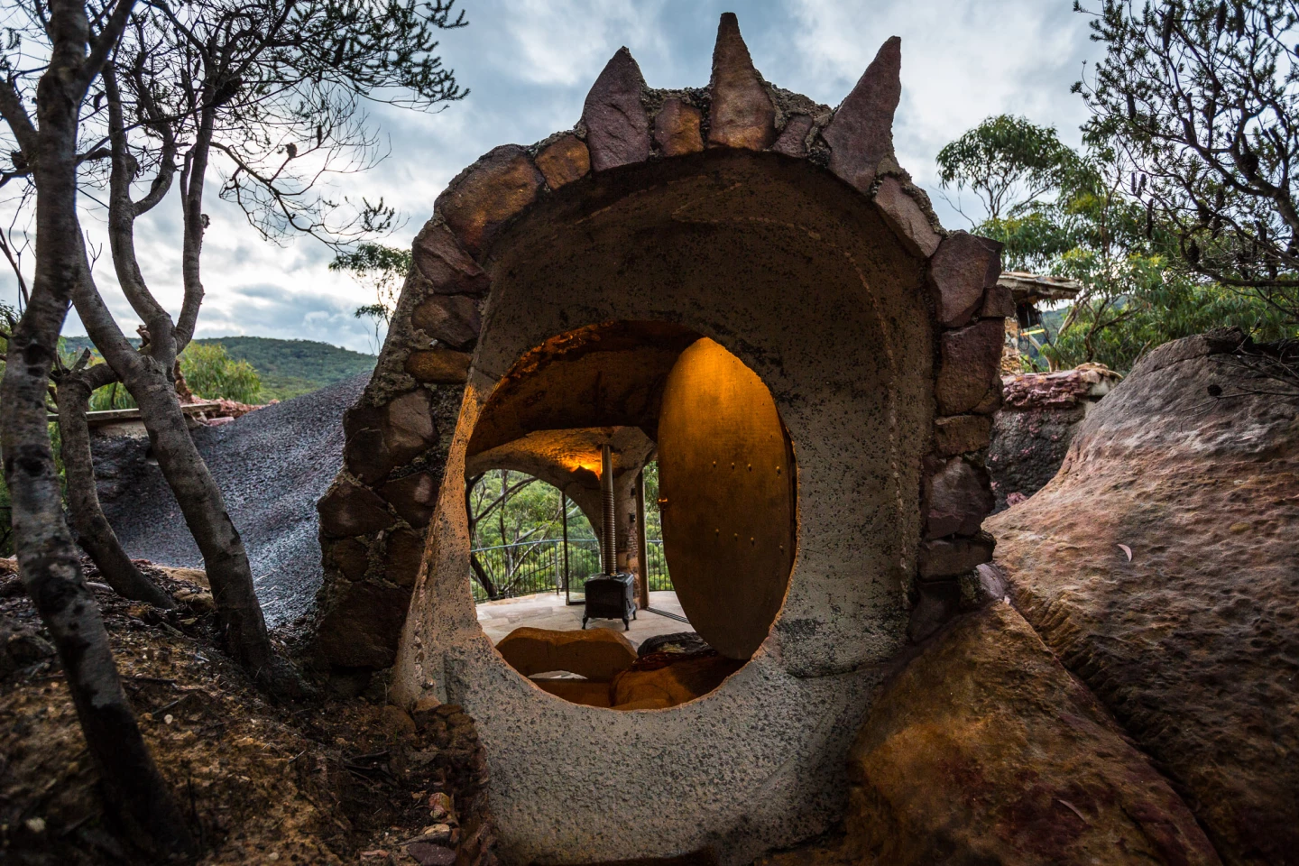 Clifftop Cave: Ominous front doorway (Photo: Loz Blain/Gizmag.com)