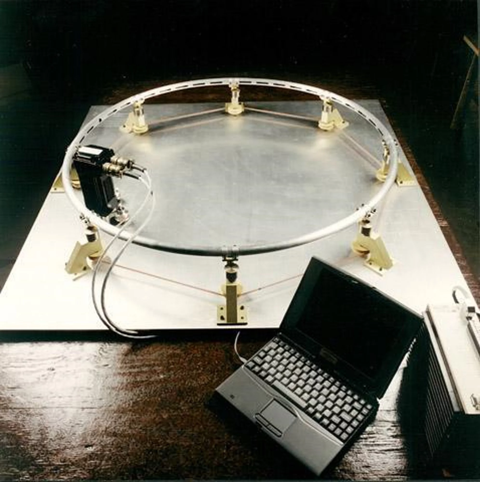 Model slingatron used to demonstrate the principle