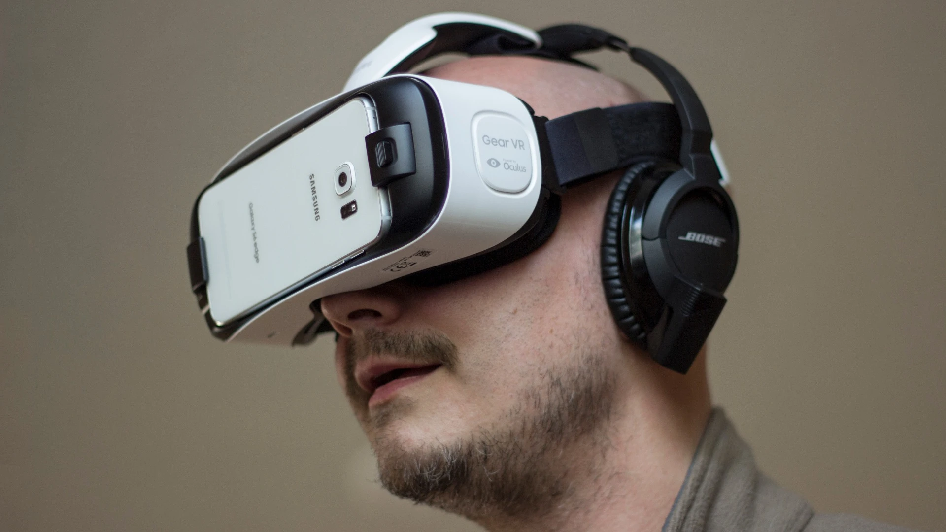 Gizmag reviews the new Samsung Gear VR, that turns the Galaxy S6 or Galaxy S6 edge into a badass virtual reality headset (Photo: Will Shanklin/Gizmag.com)