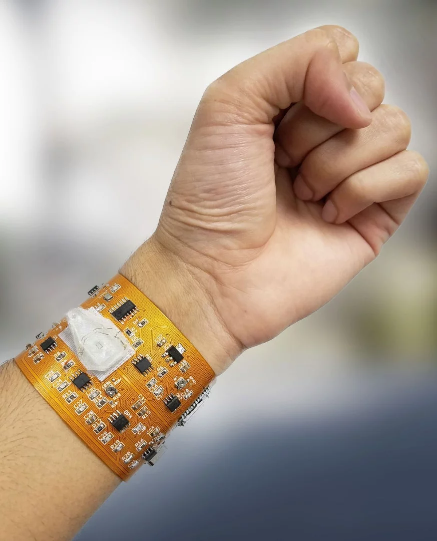The prototype smart wristband that can wirelessly communicate with a smartphone