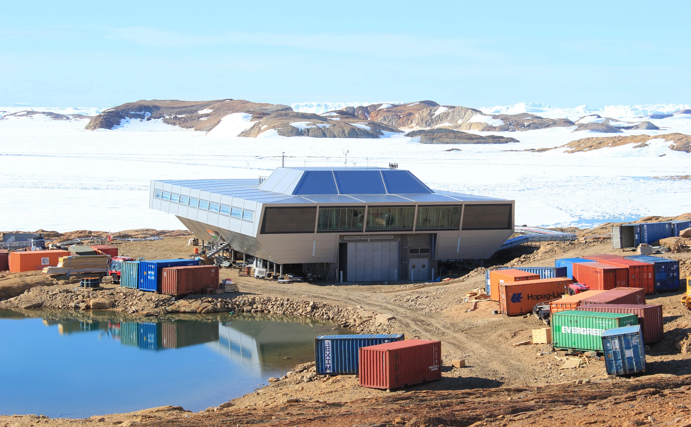 Punishing local weather conditions feature wind gusts of up to 200 mph (321 km/h) (Photo: bof artchitekten)
