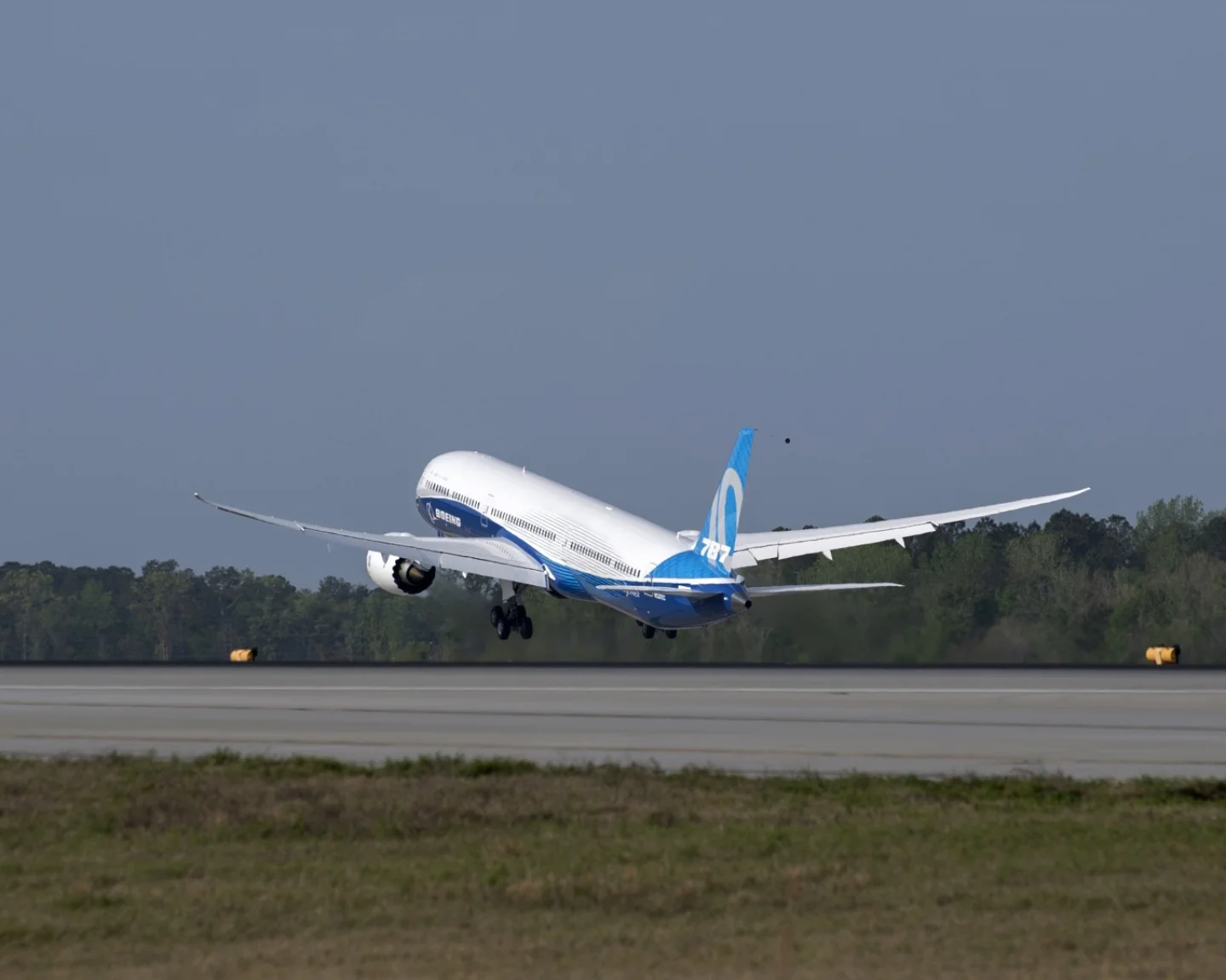 Boeing 787-10 Dreamliner makes first test flight