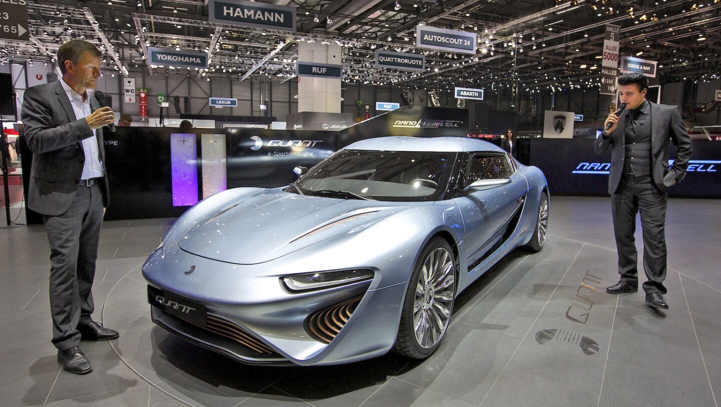 Nunzio La Vecchia presents the e-Sportlimousine to the crowd of journalists