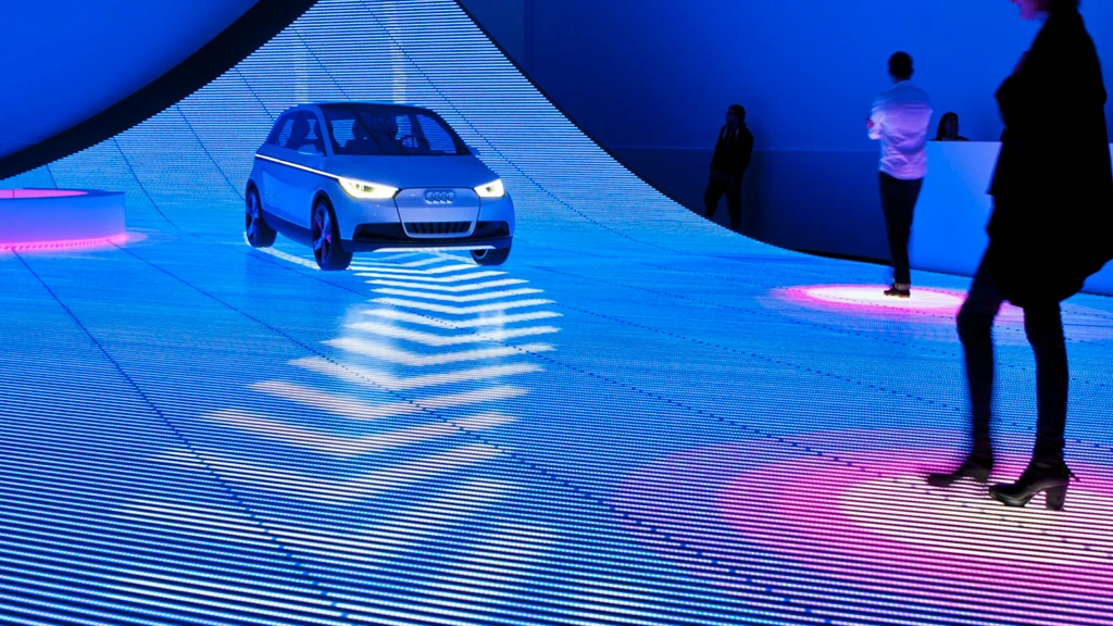 Flashing arrows displayed on the road indicate the vehicle's future path