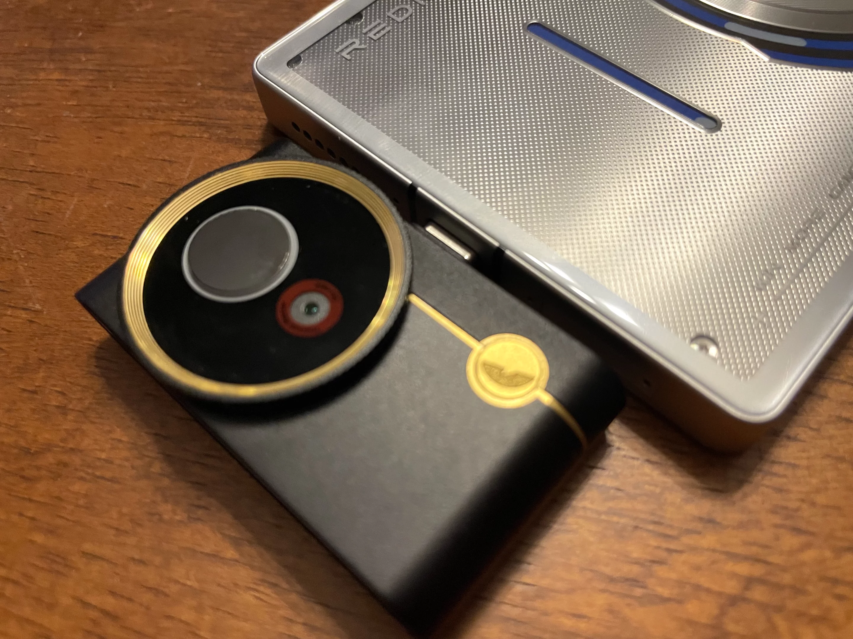The P4 connects to Android smartphones