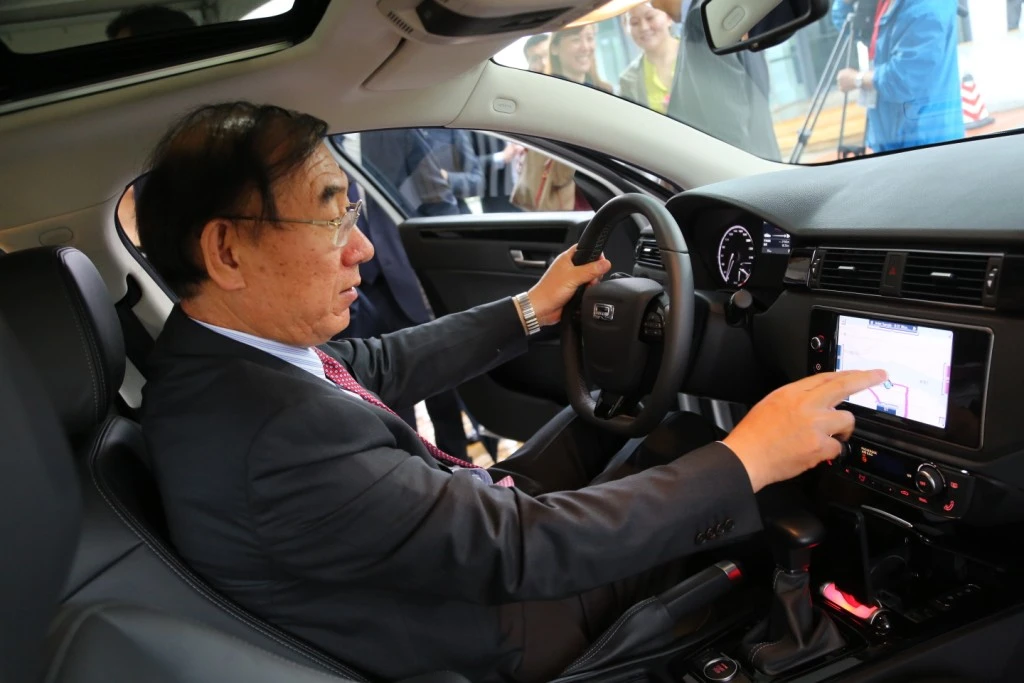 In China, the QorosCloud will be facilitated by Unicom. Here, Unicom Senior Vice President, Jiang Zhengxin experiences QorosQloud at the launch.