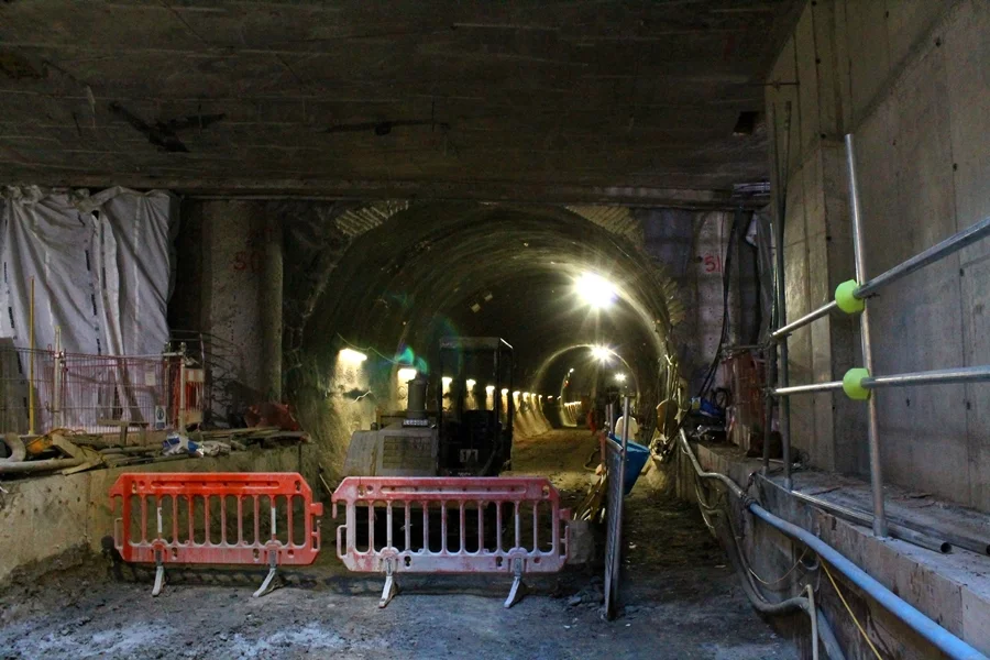 Looking west along one of the tunnels at Farringdon (Photo: Stu Robarts/Gizmag)