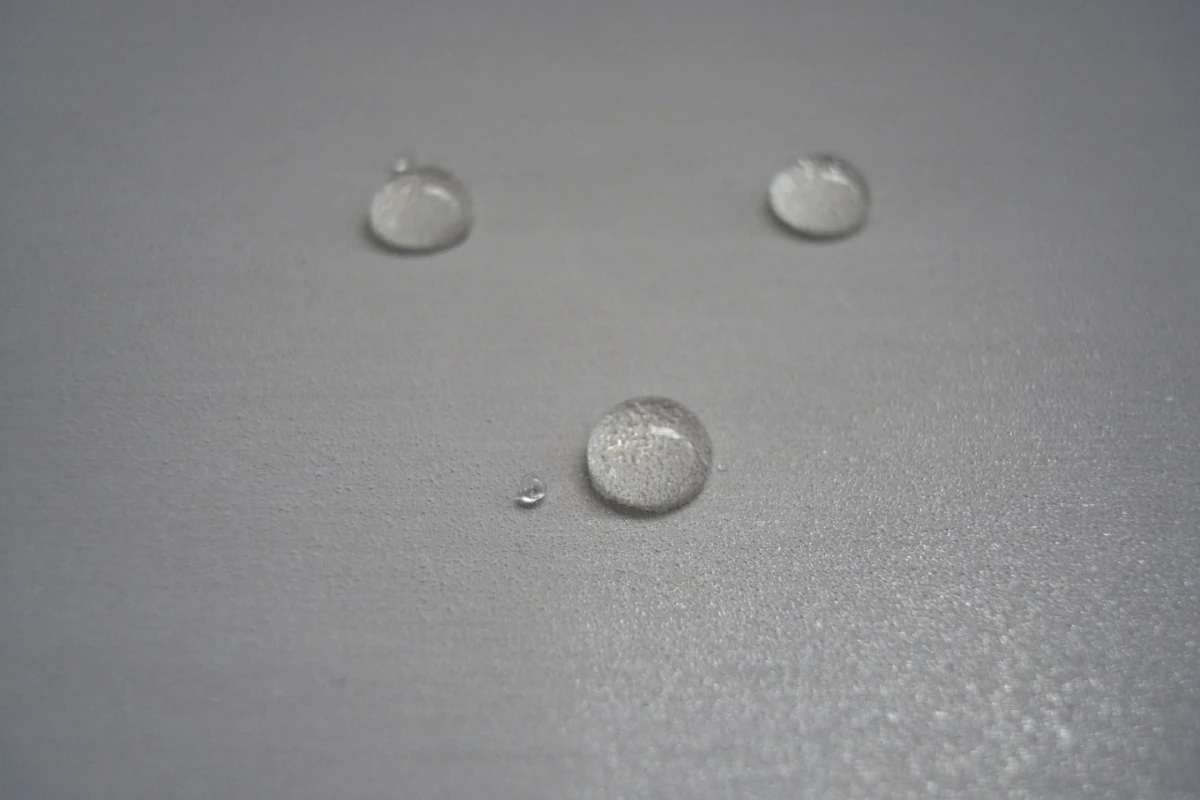 When oil is applied to stainless steel that's coated with the varnish, it beads off instead of sticking