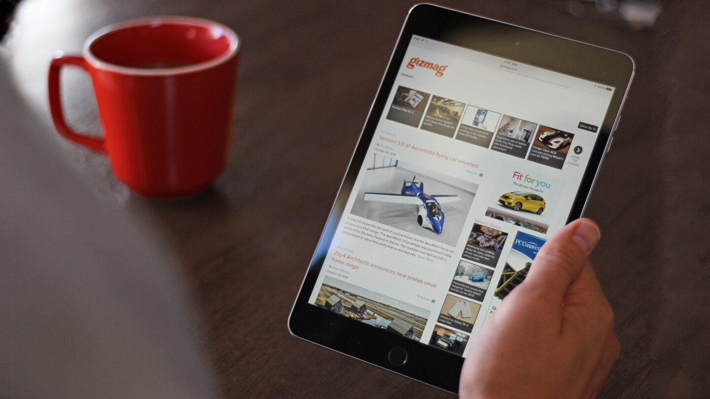 The iPad mini 3 still weighs 331 g (0.73 lb) (Photo: Will Shanklin/Gizmag.com)