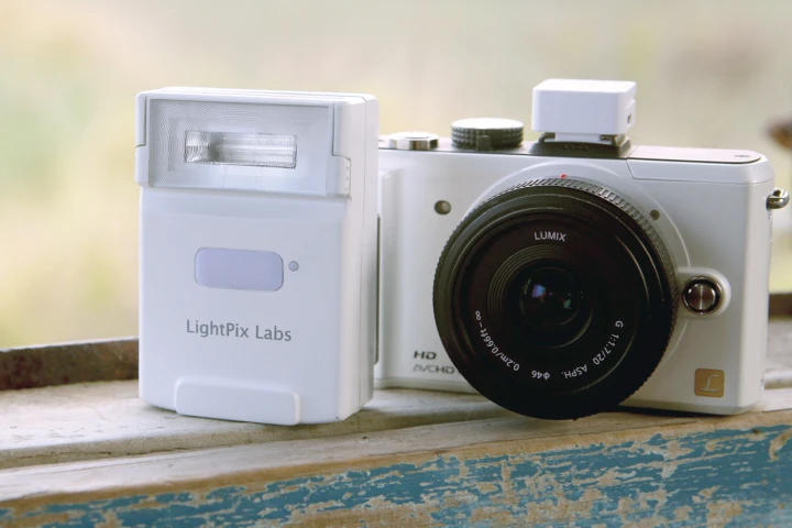 The FlashQ Q20 flash unit is currently vying for funding on Indiegogo