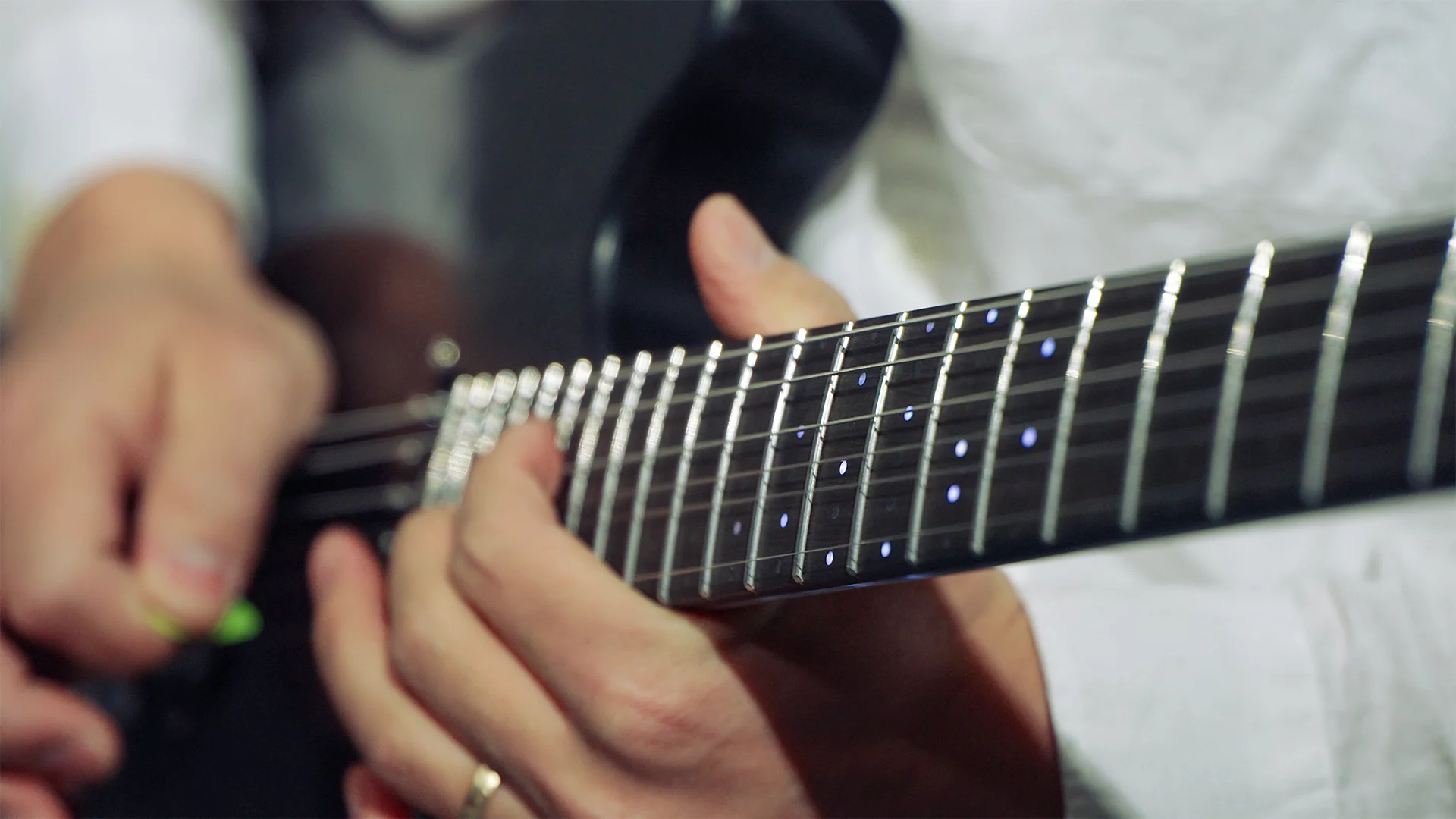 LEDs light the way to quicker learning with the ZamString smart guitar and ZamStar mobile app