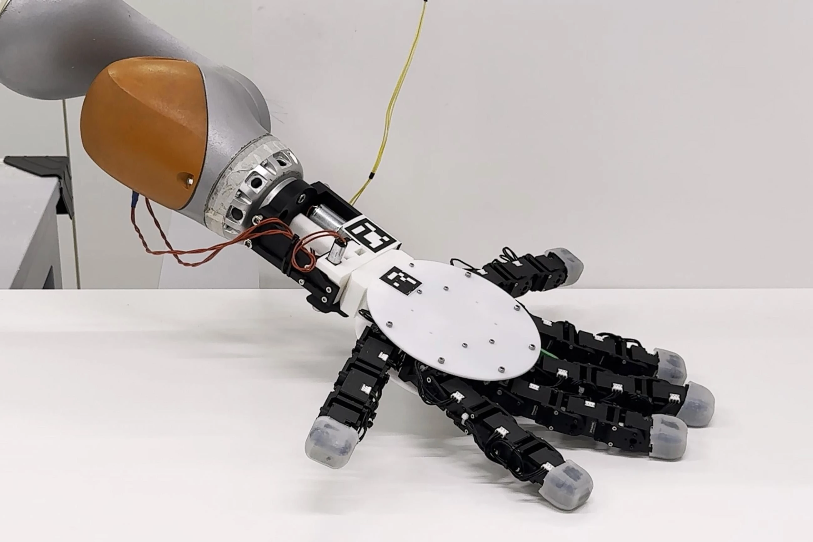 The hand can be equipped with up to six digits, with two opposing thumbs at either end