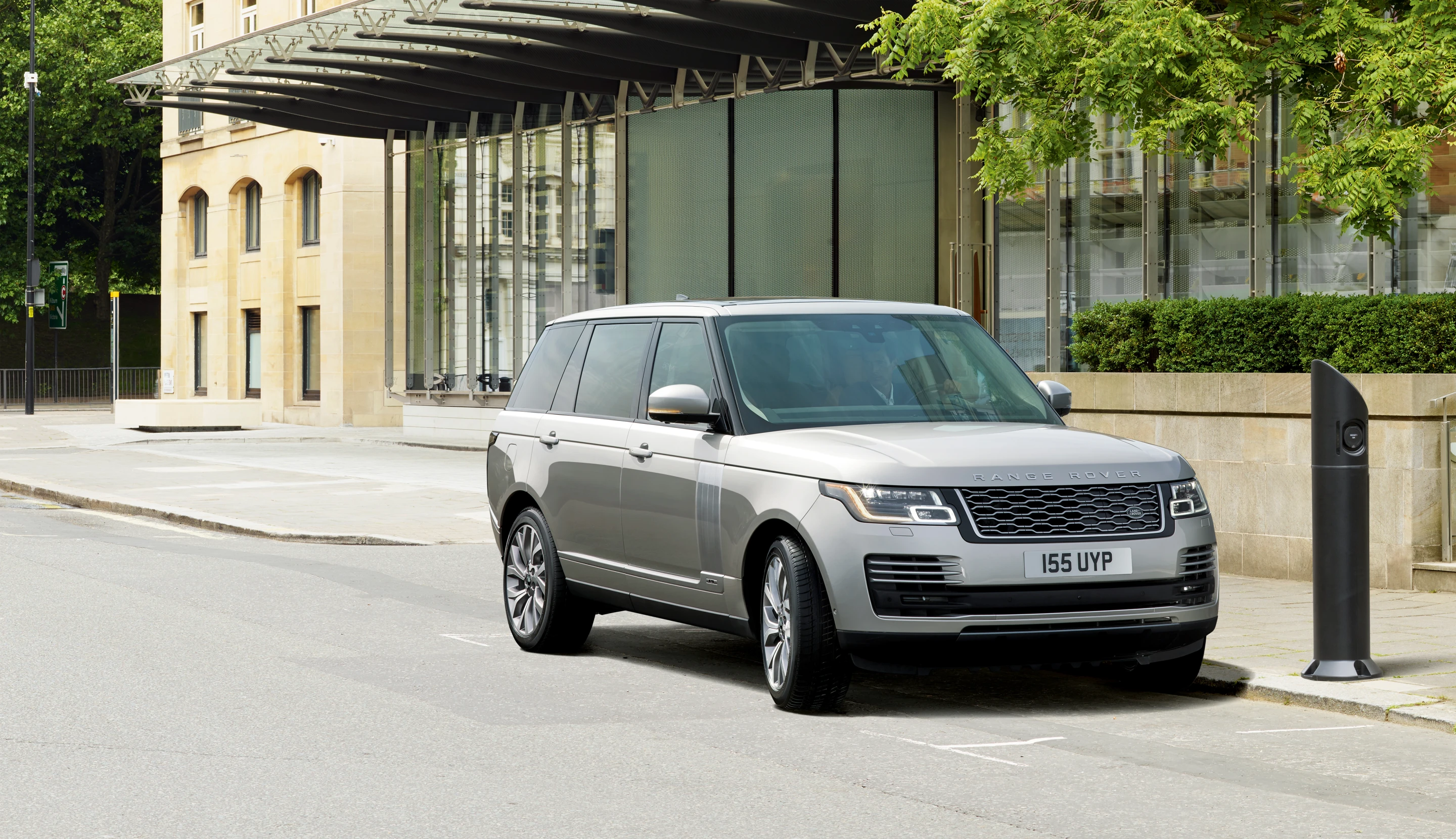 The Range Rover P400e pairs a four-cylinder, 2.0-liter petrol engine with a lithium-ion battery