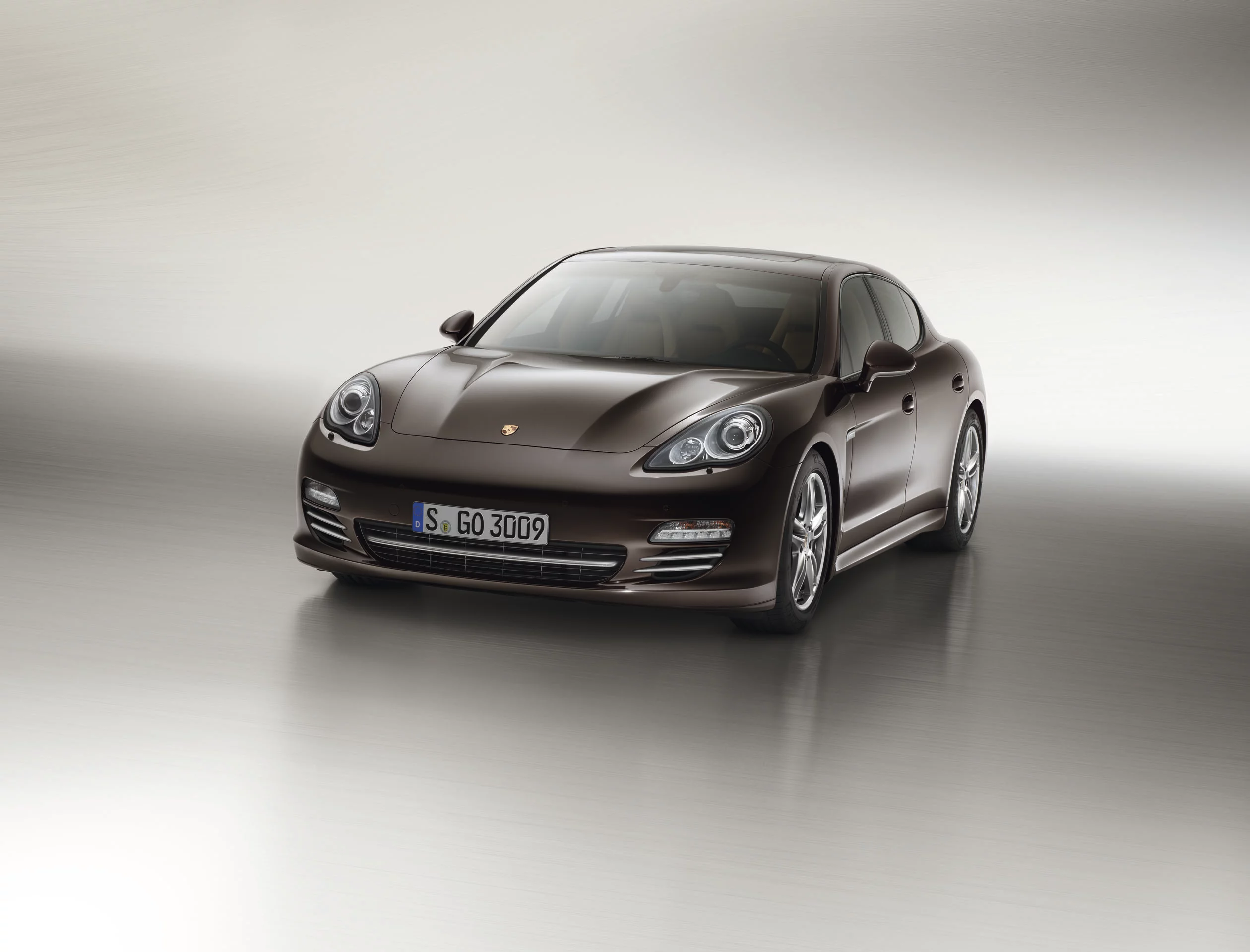 Porsche Panamera Platinum Edition exterior in mahogany metallic