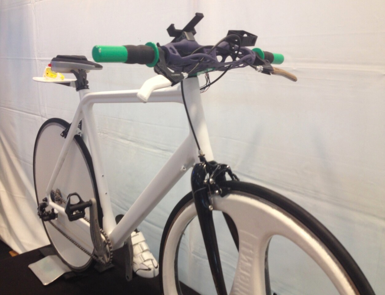 Going with the 王-Bike is a pair of 3D-printed insoles, and a set of cycling glasses with printed frames