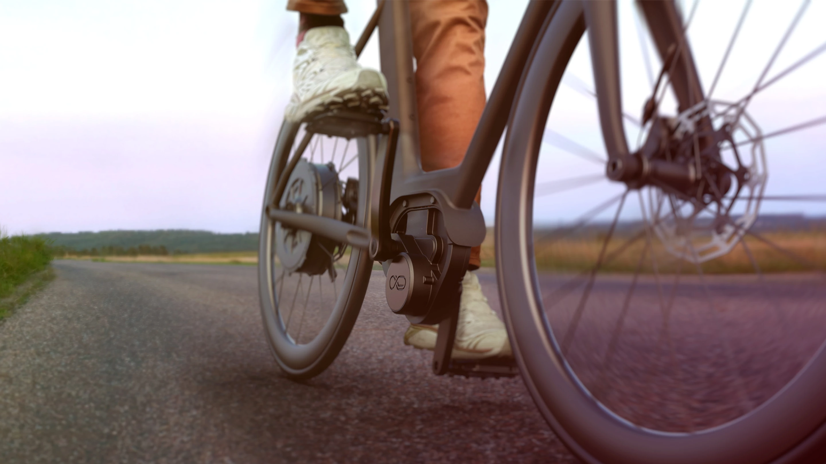 The PERS technology installed at the bottom crank of the Rover 45 recovers pedal energy to drive the hub motor, without needing a chain or belt