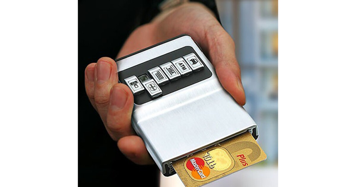 Можно ли хранить карту с телефоном. Макс сейф зарядка для айфона. Чехол с отсеком под карту. Правило хранения банковской картой. Можно ли хранить карту с телефоном.