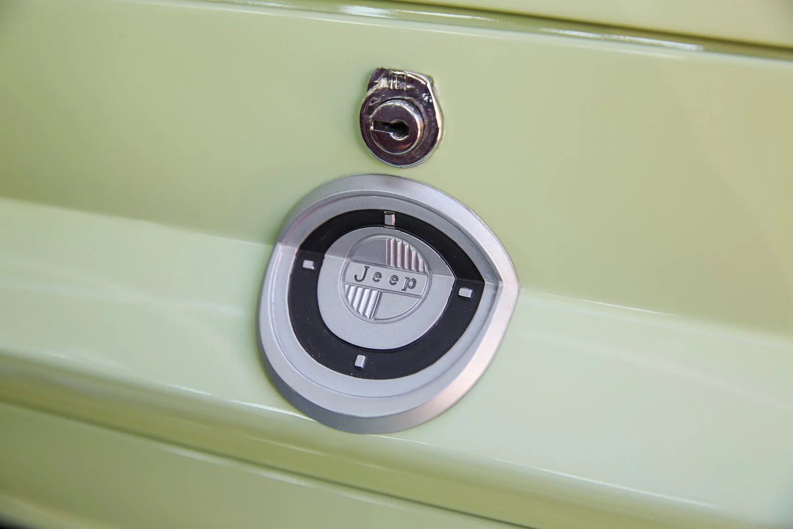 Jeep Wagoneer Roadtrip: glovebox thumb button