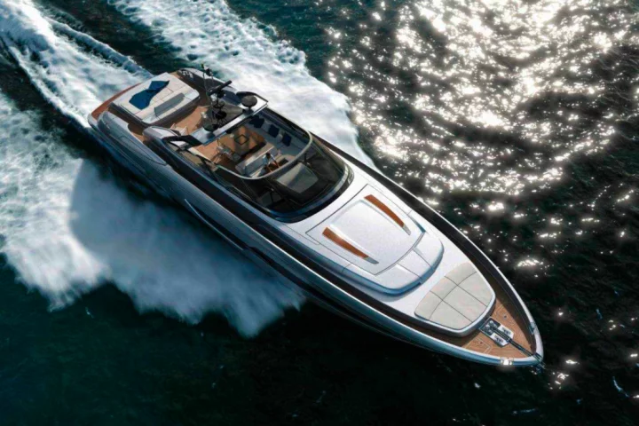The 88 Florida makes use of a new Convertible Top system to provide both open and closed configurations