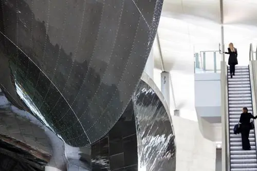 The sculpture is made of 23 sections of ply cassettes fitted together and covered in a thin aluminum skin (Photo: Heathrow Airports Limited)