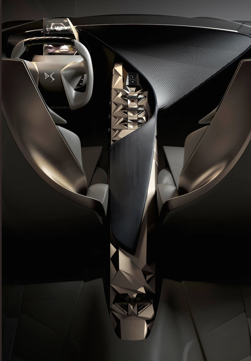 The centre console is finished in "white gold"