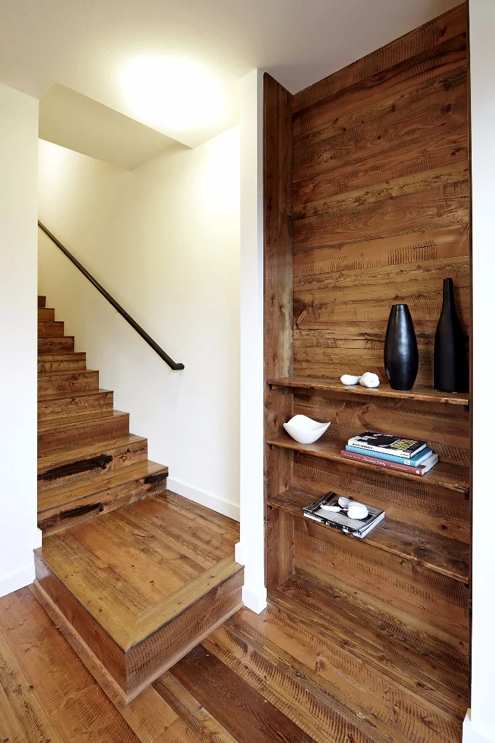 There is over 700 sq ft (65 sq m) of commercial space