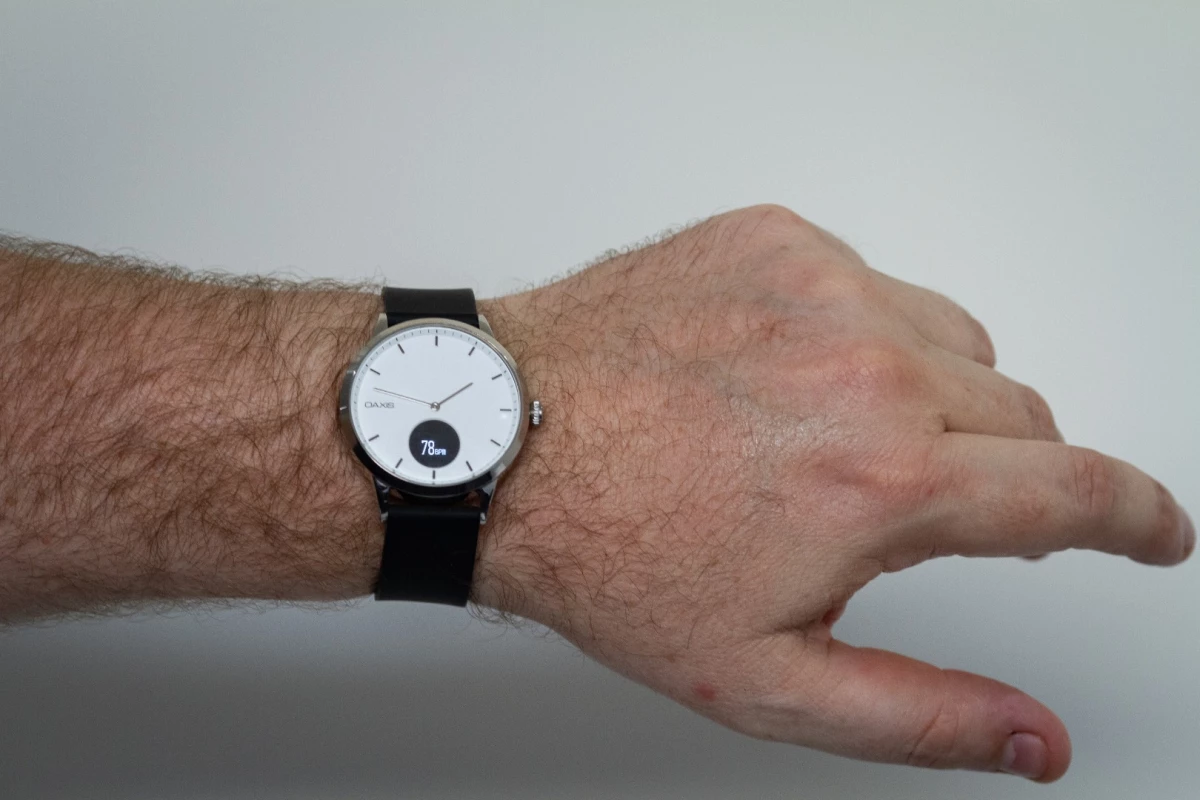 Oaxis Timepiece: a semi-smart analog watch with a heart rate monitor