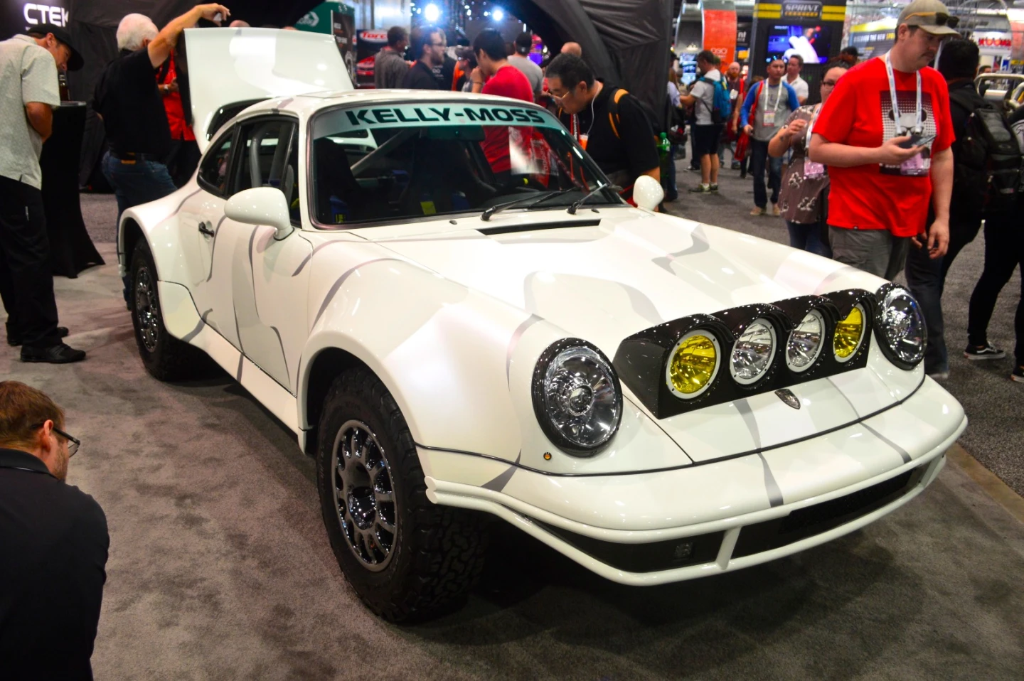 The Vicci Auctions Safari 4 by Kelly-Moss Road and Race is an awesome rally-ready 911 that's already seen some time tearing up dunes, as can be seen on Vicci Auctions' Facebook page